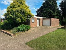 Eingang und Garage Einliegerwohnung Gro�z�giger Bungalow mit park�hnlichem Garten