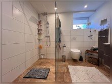 Badezimmer mit ebenerdiger Dusche Ein R�ckzugsort im Gr�nen: Hofstelle in Alleinlage, perfekt f�r Pferdehaltung