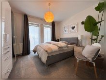Schlafzimmer Modern und lichtdurchflutet: 3-Zimmer-Wohnung im 1. Obergeschoss mit S�dwest-Balkon