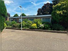 Stra�enansicht Gro�z�giger Bungalow mit park�hnlichem Garten