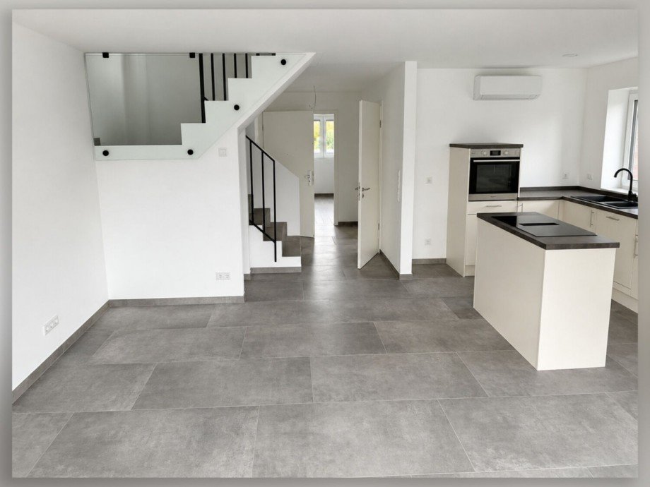 Wohnbereich mit offener K�che und Treppe zum Spitzboden Maisonettewohnung Borken