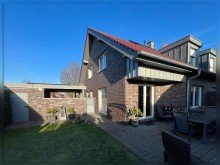 R�ckansicht Ruhig gelegen, clever geschnitten - moderne Doppelhaush�lfte mit Keller und Carport